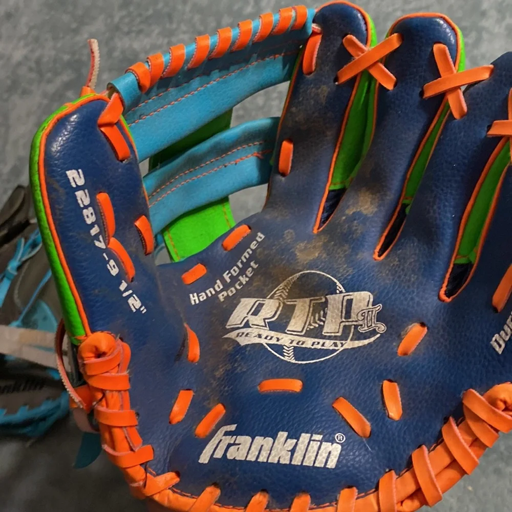 Pair of baseball gloves - Picture 4 of 6